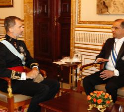 Su Majestad el Rey conversa con el embajador de la República Dominicana, Olivo Andrés Rodríguez Huertas, tras recibir la Carta Credencial
