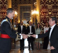 Su Majestad el Rey recibe la Carta Credencial de manos del embajador de la República del Ecuador, Cristóbal Fernando Roldán Cobo