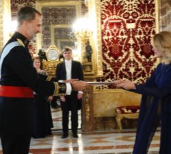 Su Majestad el Rey recibe la Carta Credencial de manos de la embajadora de la República de Moldova, Violeta Agrici