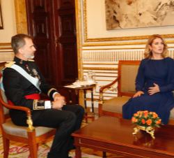 Su Majestad el Rey conversa con la embajadora de la República de Moldova, Violeta Agrici, tras recibir la Carta Credencial