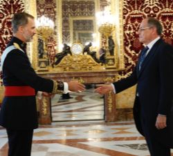 Su Majestad el Rey recibe la Carta Credencial de manos del embajador de la República de Montenegro, Aleksandar Erakovic