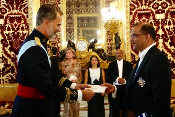 Su Majestad el Rey recibe la Carta Credencial de manos del embajador de la República Dominicana, Olivo Andrés Rodríguez Huertas