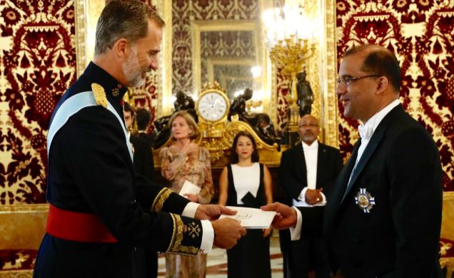 Su Majestad el Rey recibe la Carta Credencial de manos del embajador de la República Dominicana, Olivo Andrés Rodríguez Huertas
