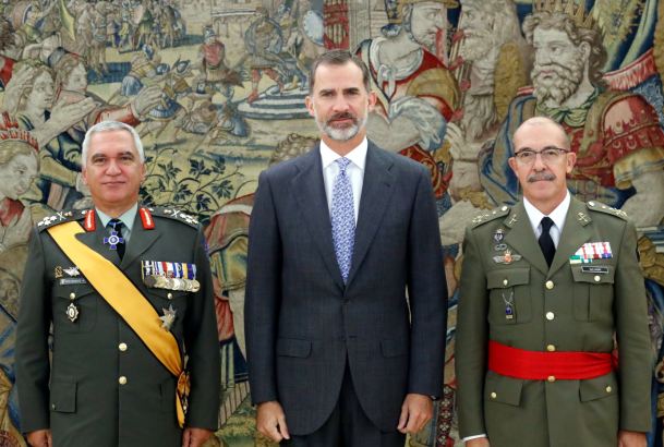 Su Majestad el Rey junto al general Mikhail Kostarakos, presidente del Comité Militar de la Unión Europea y al jefe de Estado Mayor de la Defensa, Fernando Alejandre Martínez
