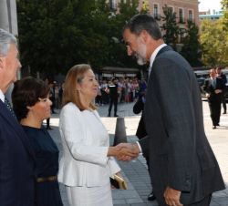 Su Majestad el Rey recibe el saludo de la presidenta del Congreso de los Diputados, Ana Pastor