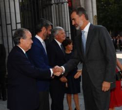 Su Majestad el Rey recibe el saludo del presidente del Patronato de la Fundación del Teatro Real, Gregorio Marañón
