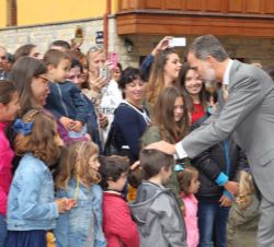 Su Majestad el Rey saluda un grupo de niños presentes a su llegada al Ayuntamiento de Somiedo