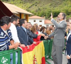 Su Majestad el Rey saluda al público congregado a las puertas del Ayuntamiento de Somiedo