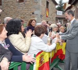 Don Felipe en las calles de la localidad de Somiedo