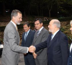 Su Majestad el Rey recibe el saludo del delegado del Gobierno en la Comunidad Autónoma del Principado de Asturias, Gabino de Lorenzo