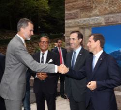 Su Majestad el Rey recibe el saludo del consejero delegado de EDP Españaa, Miguel Stilwell