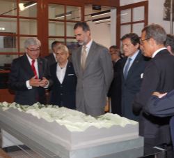 Don Felipe durante la exposición sobre la sala de máquinas y la maqueta de la Central
