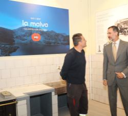 Su Majestad el Rey conversa con uno de los miembros del equipo que opera la Central