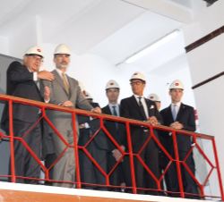 Su Majestad el Rey en la primera planta de la Central, donde continuó con su visita a las instalaciones