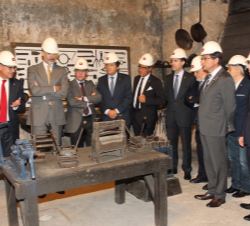 Don Felipe visitó el taller de las herramientas y antiguos tornos, y presenció una demostración del funcionamiento de la instalación