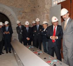 Don Felipe durante la demostración del funcionamiento de la instalación