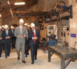 Su Majestad el Rey abandona la sala de exposición de herramientas y antiguos tornos de la Central