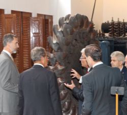 Su Majestad el Rey visita una réplica de la Sala de Turbinas