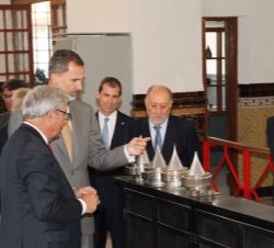 Su Majestad el Rey durante su visita a una de las salas de la exposición