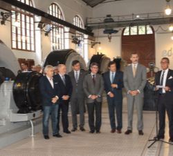 Don Felipe en la sala de máquinas durante la intervención del presidente del Consejo de Administración Ejecutivo del Grupo EDP quien, al finalizar, in