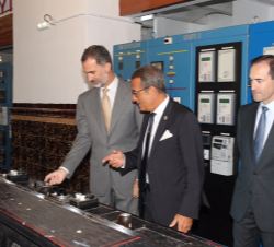 Su Majestad el Rey en la zona del pupitre antiguo donde accionó una palanca que puso en marcha una de las cuatro turbinas de la sala de máquinas