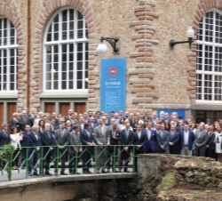 Fotografía de grupo de Su Majestad el Rey en el exterior de la Central con autoridades, directivos, empleados y clientes de EDP
