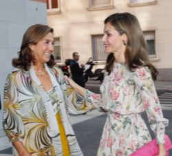 Su Majestad la Reina recibe el saludo de la secretaria de Estado de Investigación, Desarrollo e Innovación , Carmen Vela, a su llegada al Museo del Pr
