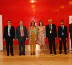 Fotografía de grupo de Doña Letizia con las autoridades y miembros del Steering Committe Día Mundial de investigación en Cáncer