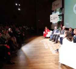 Su Majestad la Reina durante la mesa redonda “La importancia de Investigar en Cáncer a escala global”