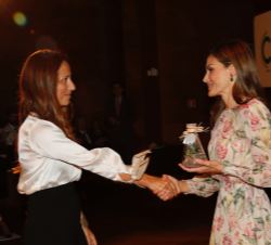 Su Majestad la Reina entrega a Violeta Serra, en nombre de todos los investigadores beneficiarios de las ayudas, la estatuilla-matraz