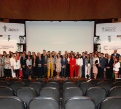 Su Majestad la Reina con los investigadores beneficiarios de las ayudas aecc y con los representantes de las Juntas Provinciales de aecc financiadoras