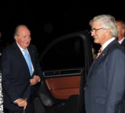 A su llegada, Sus Majestades los Reyes Don Juan Carlos y Doña Sofía son recibidos por el presidente del Real Club de la Puerta de Hierro, Fernando Ram