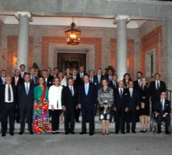 4-Sus Majestades los Reyes Don Juan Carlos y Doña Sofía junto a las autoridades y Junta Directiva del Círculo de Empresarios