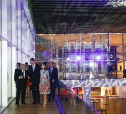 Los Reyes reciben explicaciones durante su recorrido por el Palacio de Congresos de Palma
