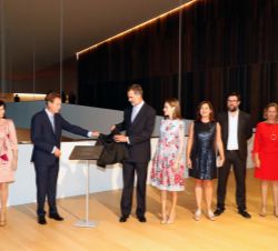 Don Felipe descubre una placa conmemorativa