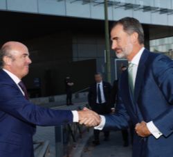 Su Majestad el Rey saluda al ministro de Economía, Industria y Competitividad, Luis de Guindos
