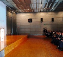 Don Felipe en el Salón de Actos durante las palabras de bienvenida del rector magnífico de la Universidad Complutense de Madrid