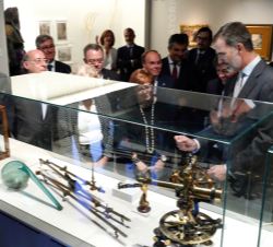 Su Majestad el Rey durante la visita a la exposición "Museos para el Conocimiento" con explicaciones a cargo de la comisaria de la exposició