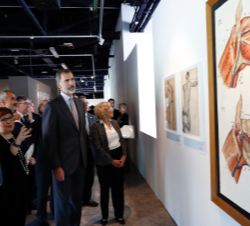 Su Majestad el Rey durante la visita a la exposición "Museos para el Conocimiento" con explicaciones a cargo de la comisaria de la exposició