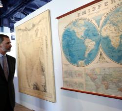Su Majestad el Rey durante la visita a la exposición "Museos para el Conocimiento" con explicaciones a cargo de la comisaria de la exposició