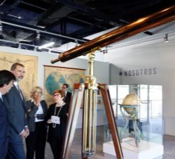 Su Majestad el Rey durante la visita a la exposición "Museos para el Conocimiento" con explicaciones a cargo de la comisaria de la exposició