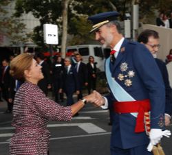 Su Majestad el Rey recibe el saludo de la ministra de Defensa, María Dolores de Cospedal