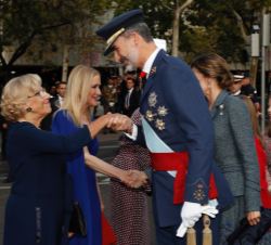Don Felipe y Doña Letizia reciben el saludo de la alcaldesa de Madrid, Manuela Carmena, y la presidenta de la Comunidad de Madrid, Cristina Cifuentes,