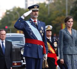 Sus Majestades los Reyes, durante la interpretación del Himno Nacional