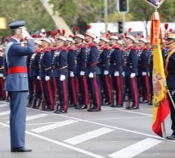 Don Felipe saluda a la Bandera Nacional durante la revista a la agrupación de la Guardia Real que rendía honores