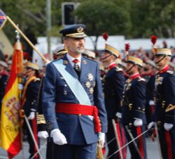 Su Majestad el Rey pasa revista a la agrupación de la Guardia Real que rendía honores