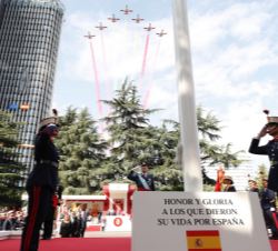 Su Majestad el Rey, durante la interpretación de "La muerte no es el final" en el homenaje a los que dieron su vida por España