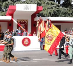 Los Reyes, la Princesa de Asturias y la Infanta Doña Sofía, al paso de la Bandera Nacional durante el desfile