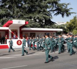 Vista de la Tribuna Real al paso de un Batallón de la Guardia Civil