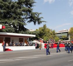 Vista de la Tribuna Real al paso de los gendarmes franceses